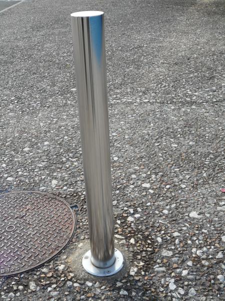 Potelet inox à tête plate sur platine ronde